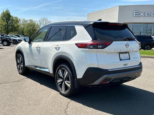 2 Tone White / Black Roof 2023 Nissan Rogue SL
