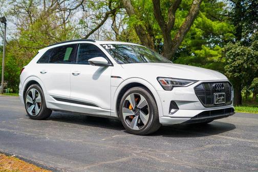 Glacier White Metallic 2022 Audi e-tron Premium Plus