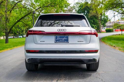 Glacier White Metallic 2022 Audi e-tron Premium Plus