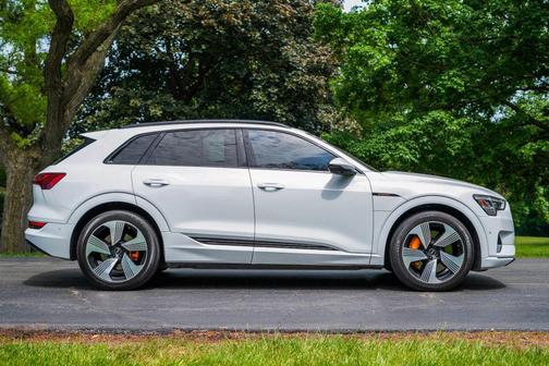Glacier White Metallic 2022 Audi e-tron Premium Plus