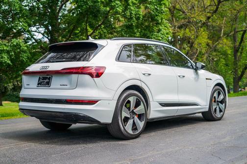 Glacier White Metallic 2022 Audi e-tron Premium Plus