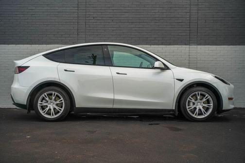 Pearl White Multi-Coat 2022 Tesla Model Y Long Range Dual Motor All-Wheel Drive