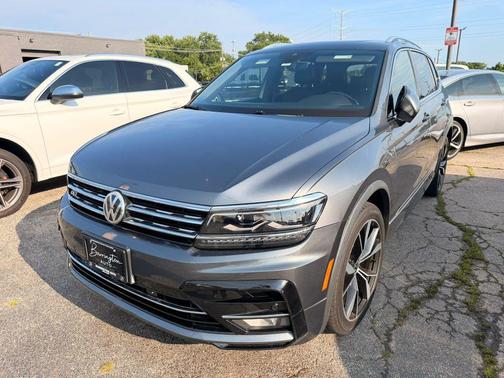 Platinum Gray Metallic 2019 Volkswagen Tiguan 2.0T SEL R-Line 4MOTION