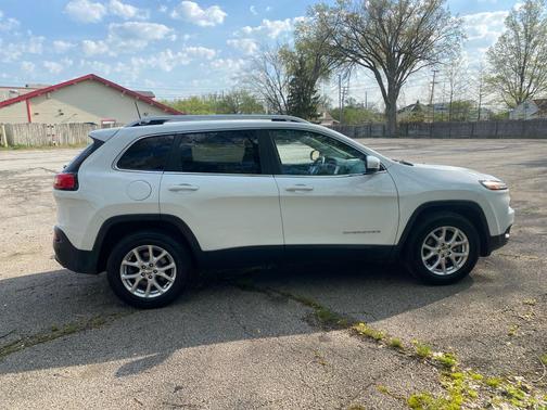 Bright White Clearcoat 2016 Jeep Cherokee Latitude