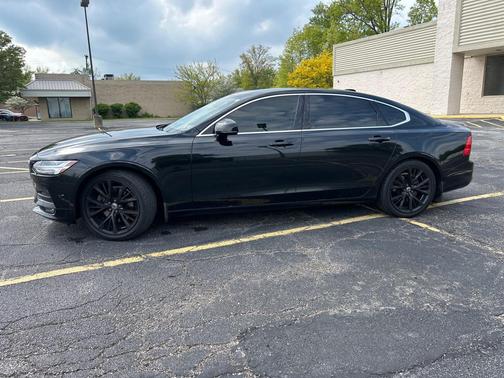 BLACK 2018 Volvo S90 T5 Momentum