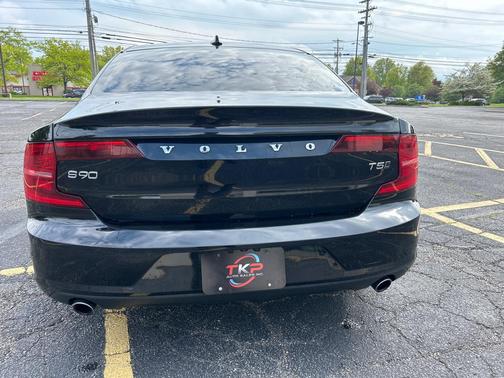 BLACK 2018 Volvo S90 T5 Momentum