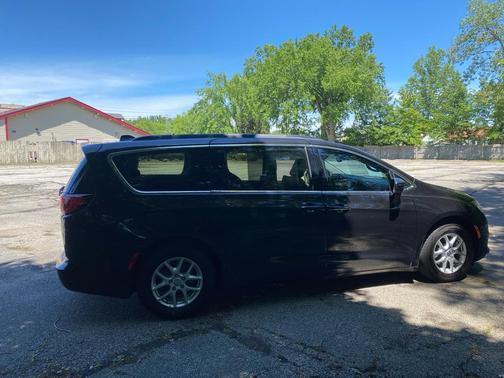 Brilliant Black Crystal Pearlcoat 2020 Chrysler Voyager LXI