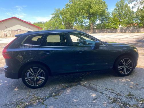 GRAY 2019 Volvo XC60 T6 Momentum