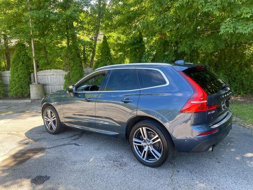 GRAY 2019 Volvo XC60 T6 Momentum