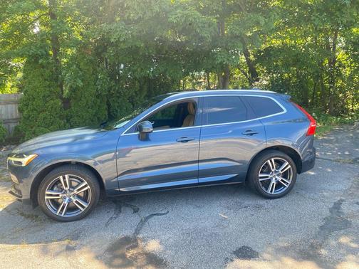GRAY 2019 Volvo XC60 T6 Momentum