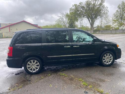 Brilliant Black Crystal Pearlcoat 2016 Chrysler Town & Country Touring