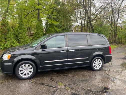 Brilliant Black Crystal Pearlcoat 2016 Chrysler Town & Country Touring