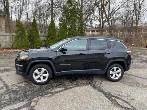Diamond Black Crystal Pearlcoat 2018 Jeep Compass Latitude