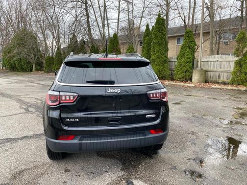 Diamond Black Crystal Pearlcoat 2018 Jeep Compass Latitude