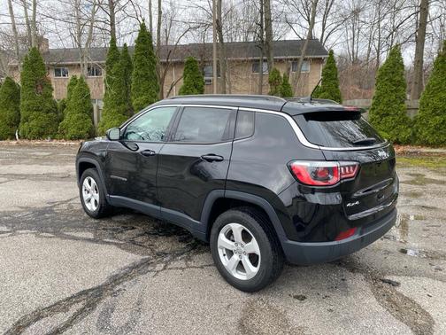 Diamond Black Crystal Pearlcoat 2018 Jeep Compass Latitude
