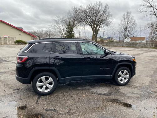Diamond Black Crystal Pearlcoat 2018 Jeep Compass Latitude