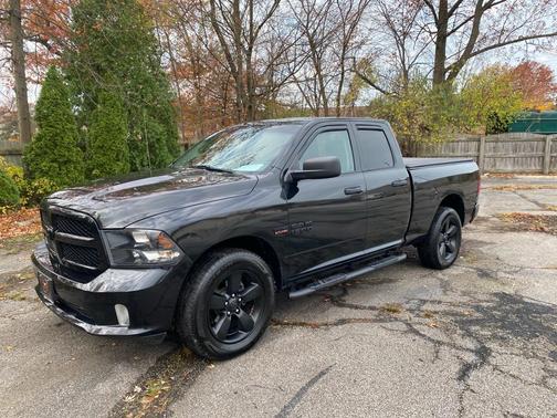 Brilliant Black Crystal Pearlcoat 2017 RAM 1500 Express