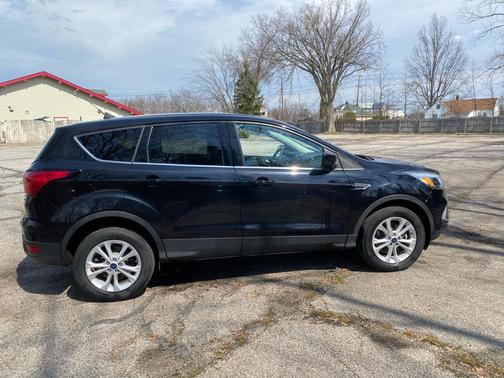 Agate Black Metallic 2019 Ford Escape SE