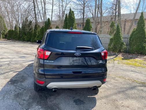 Agate Black Metallic 2019 Ford Escape SE
