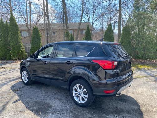 Agate Black Metallic 2019 Ford Escape SE