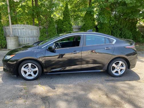 Mosaic Black Metallic 2017 Chevrolet Volt LT