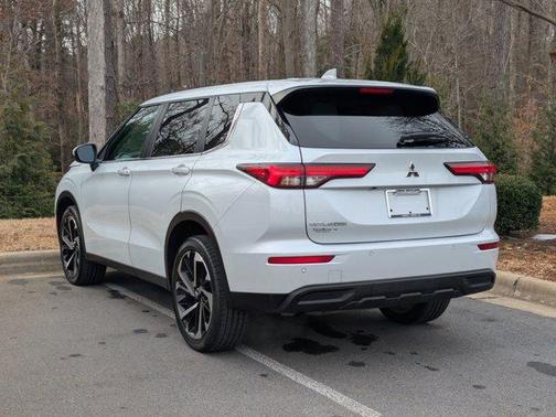 2022 Mitsubishi Outlander ES