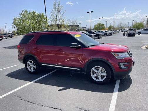 Photo 3 of 15 of 2017 Ford Explorer XLT