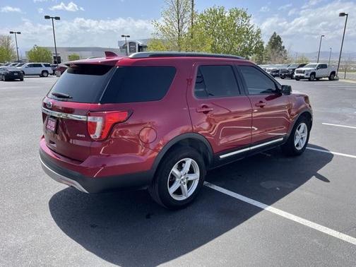 Photo 5 of 15 of 2017 Ford Explorer XLT