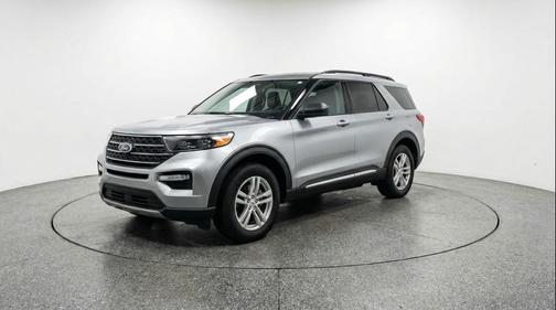 Iconic Silver Metallic 2024 Ford Explorer XLT