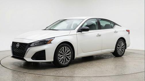 Glacier White 2025 Nissan Altima SV FWD