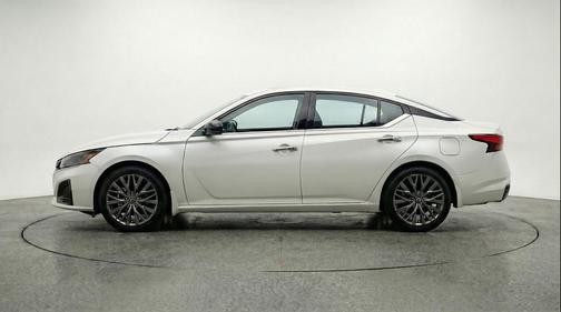 Glacier White 2025 Nissan Altima SV FWD