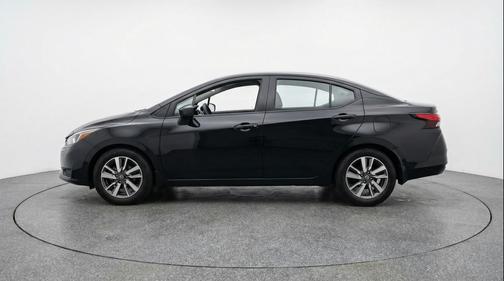 Super Black 2025 Nissan Versa 1.6 SV