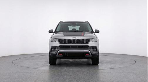 Silver Zynith Metallic Clearcoat 2025 Jeep Compass Trailhawk