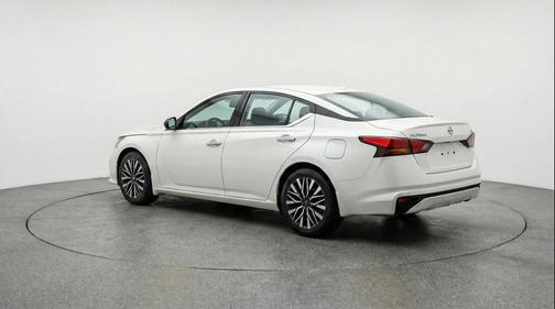 Glacier White 2025 Nissan Altima SV FWD