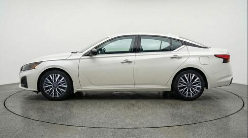 Glacier White 2025 Nissan Altima SV FWD