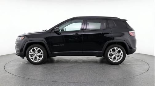 Diamond Black Crystal Pearlcoat 2025 Jeep Compass Latitude