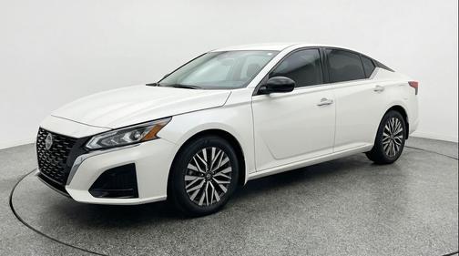 Glacier White 2025 Nissan Altima SV FWD