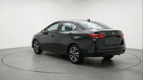 Super Black 2025 Nissan Versa 1.6 SV