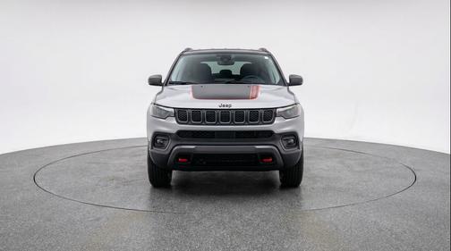 Silver Zynith Metallic Clearcoat 2025 Jeep Compass Trailhawk