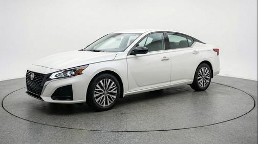 Glacier White 2025 Nissan Altima SV FWD