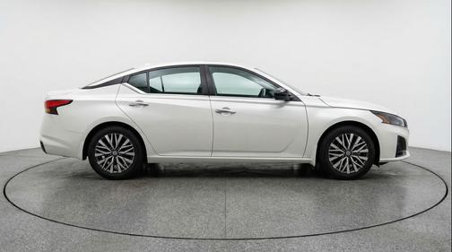 Glacier White 2025 Nissan Altima SV FWD