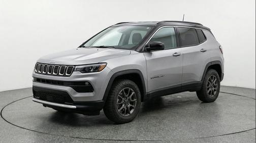 Silver Zynith Metallic Clearcoat 2025 Jeep Compass Trailhawk