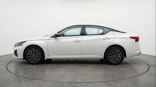 Glacier White 2025 Nissan Altima SV FWD