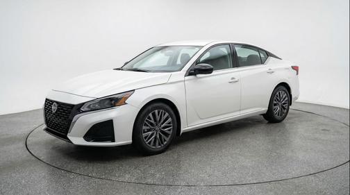 Glacier White 2025 Nissan Altima SV FWD