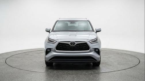 Celestial Silver Metallic 2025 Toyota Highlander LE