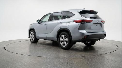 Celestial Silver Metallic 2025 Toyota Highlander LE