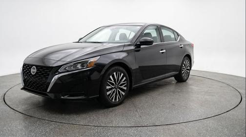 Super Black 2025 Nissan Altima SV FWD