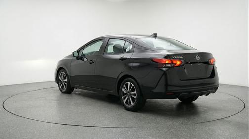 Super Black 2025 Nissan Versa 1.6 SV