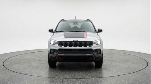Silver Zynith Metallic Clearcoat 2025 Jeep Compass Trailhawk