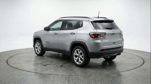 Silver Zynith Metallic Clearcoat 2025 Jeep Compass Latitude